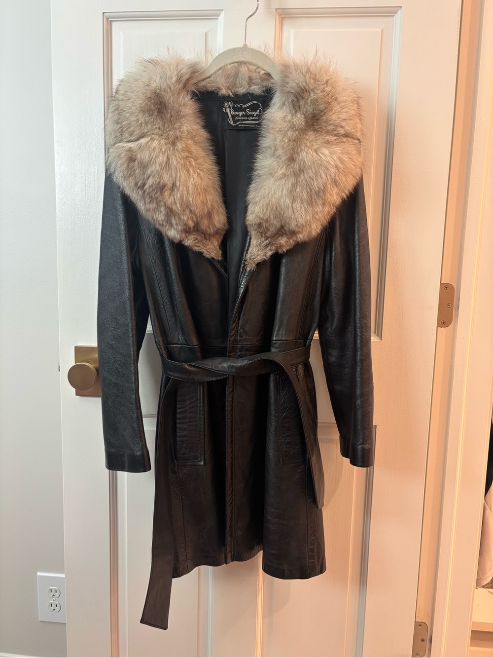 Vintage-Style Black Leather Coat with Beige Fur Collar